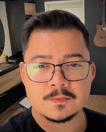 Retrato de Matheus Morett, fundador da barbearia